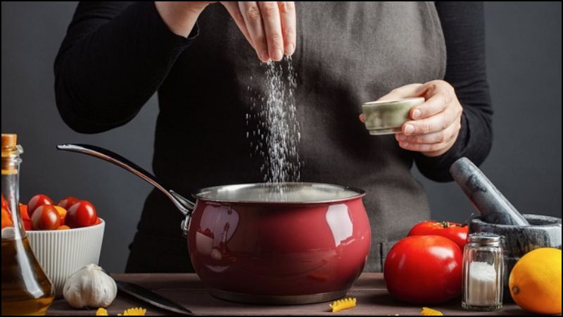 Ăn quá mặn sẽ khiến cơ thể giữ nước và bị đầy hơi, cảm thấy bụng óc ách Ăn quá mặn sẽ khiến cơ thể giữ nước và bị đầy hơi, cảm thấy bụng óc ách