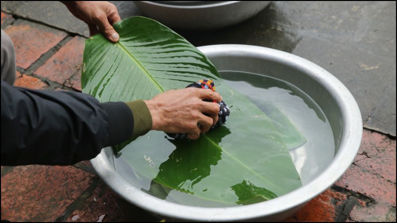 Sơ chế lá chuối gói bánh tét gạo lứt