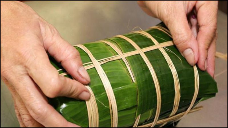Khi gói bánh cần chắc tay để bánh có thể chặt và đẹp