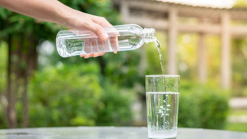 Uống nước để giảm khó chịu bụng