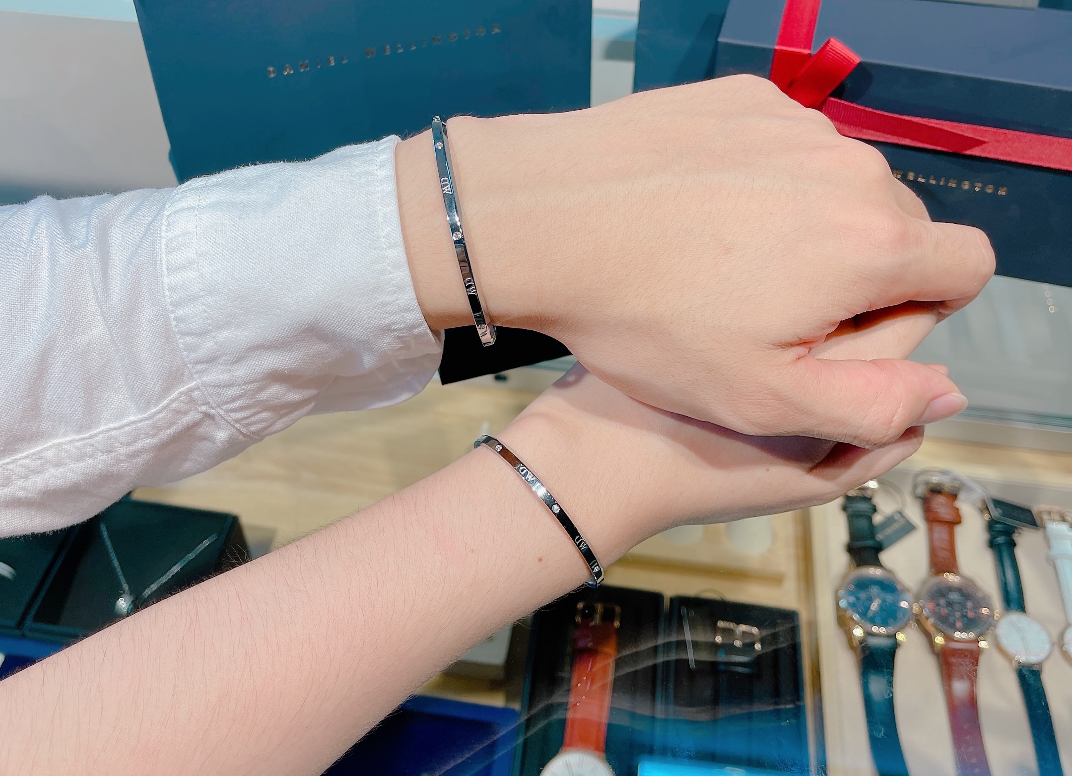 Tặng vòng tay đôi cho bạn gái