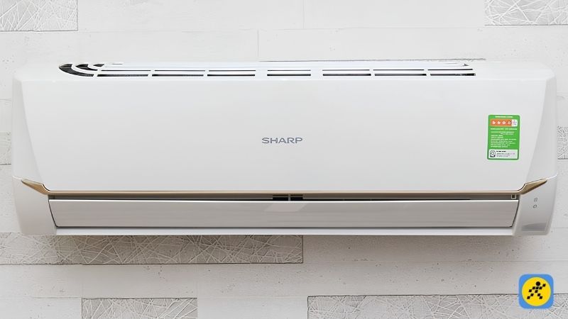 Nhấn nút AUX bên phải dàn lạnh của máy lạnh Sharp để kiểm tra lỗi