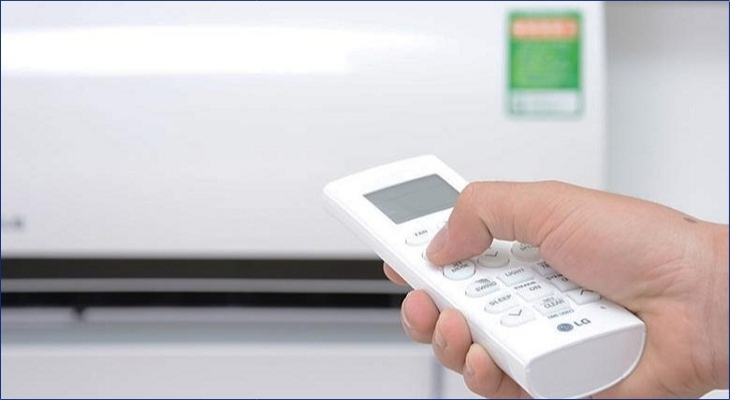 Bạn hãy dùng khăn mềm vệ sinh sạch mắt thần ở đầu remote và tấm kính nhận tín hiệu trên dàn lạnh