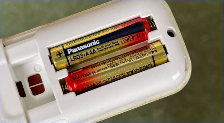 Remote máy lạnh LG không hiện nhiệt độ có thể do pin bị rỉ sét ảnh hưởng đến bo mạch remote