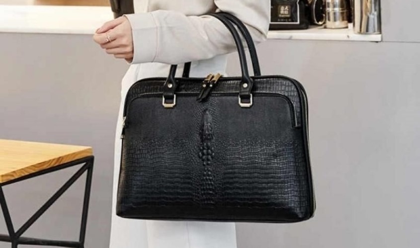 Tặng quà 8/3 cho cô giáo là túi xách