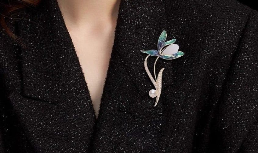 Ghim áo là một món quà thích hợp để tặng cô giáo ngày 8/3