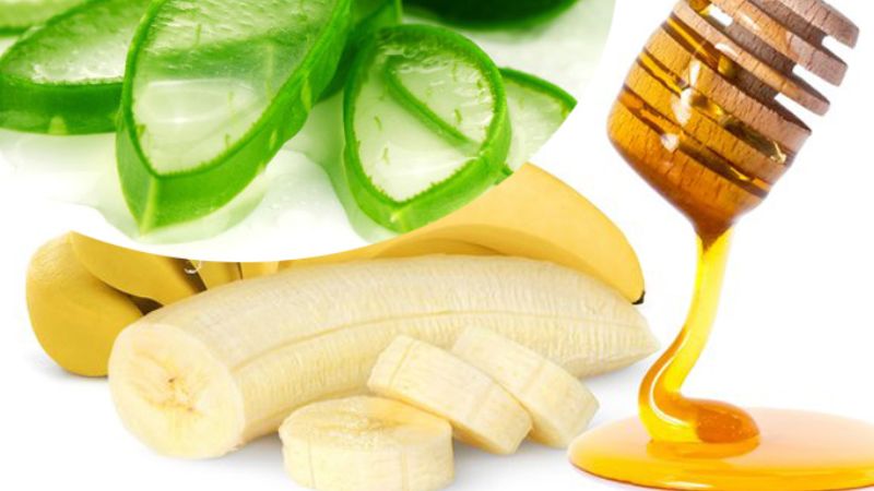 Nha đam kết hợp cùng chuối và mật ong giúp se khít lỗ chân lông và cải thiện độ đàn hồi