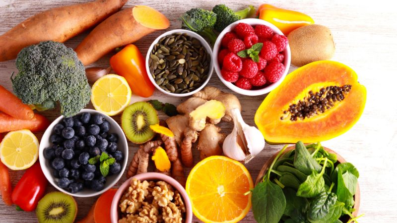 Bạn cần ăn uống đầy đủ chất dinh dưỡng để tăng cường sức đề kháng