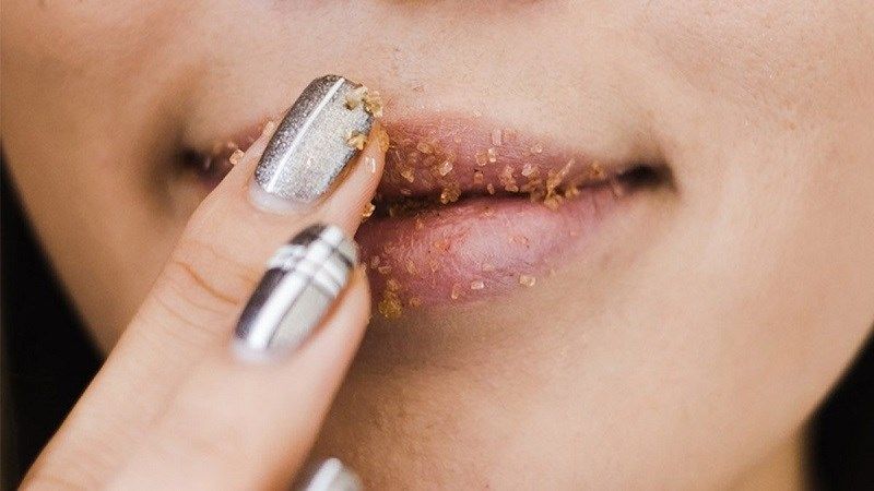 Tẩy da chết môi bằng đường nâu
