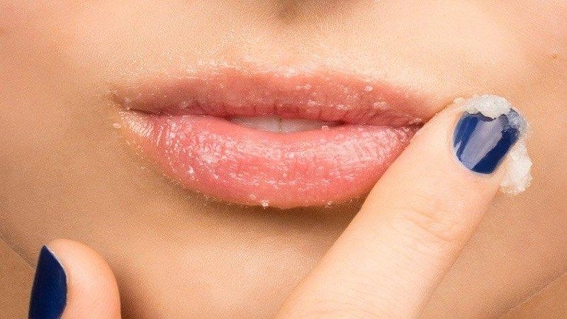 Muối biển giúp lấy lại sự hồng hào của đôi môi