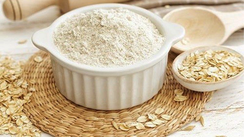 Dùng bột yến mạch loại bỏ da chết của môi