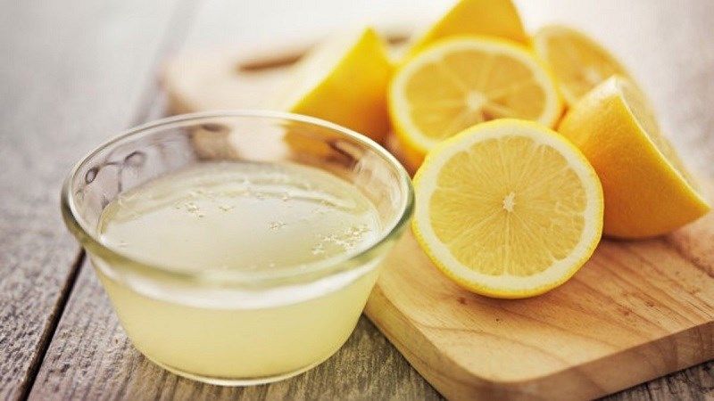 Nước cốt chanh giúp lấy đi những bã nhờn, bụi bẩn trên môi