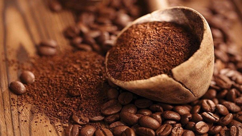 Dùng bột cà phê tẩy tế bào chết cho môi