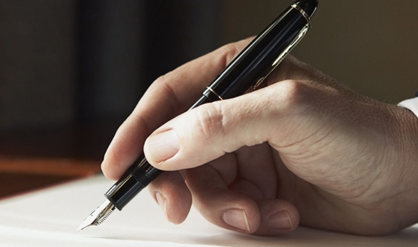 Tặng bút ký cho giáo viên nhân ngày 8/3