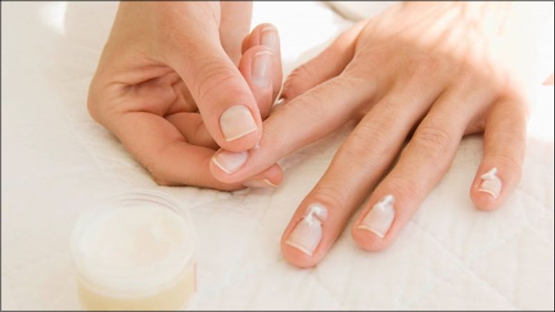 Bôi kem dưỡng ẩm cho móng tay