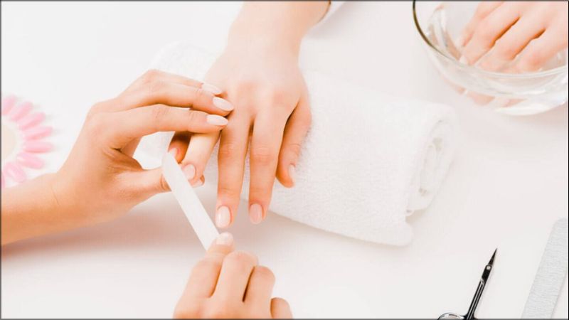Bạn nên dũa móng theo một chiều