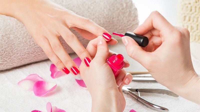 Hạn chế sơn móng gel hoặc acrylic, nên sử dụng kem chống nắng khi tiếp xúc thiết bị hông khô móng