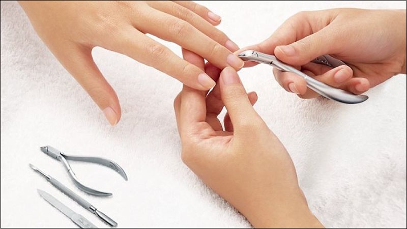 Cắt tỉa móng tay thường xuyên