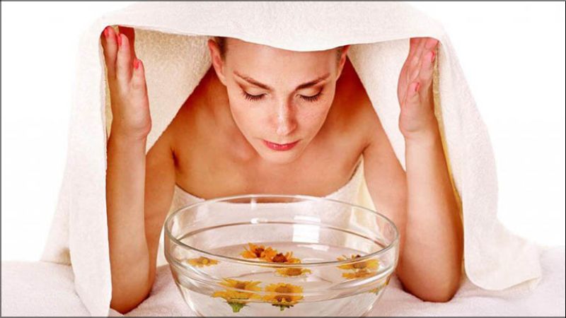 Chườm mặt bằng khăn ấm giúp mở lỗ chân lông trên mặt