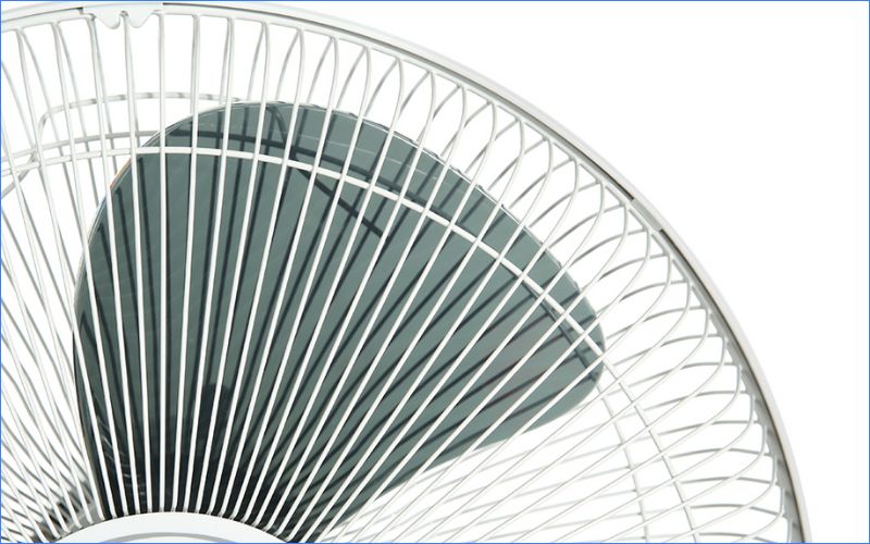 Quạt cây Sharp 3 cánh PJ-S40MV-LG 55W có lồng quạt được thiết kết đan khít, đảm bảo an toàn cho trẻ nhỏ