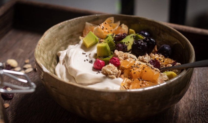 Mẹ cho bé bú có thể bổ sung ngũ cốc yến mạch, các loại hạt trong chế độ ăn