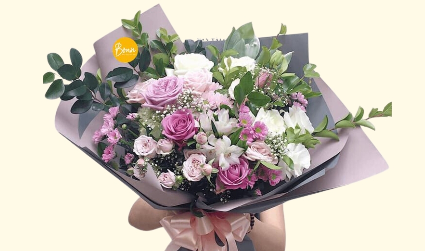 Hoa và thiệp chúc mừng ngày 8/3 là món quà không thể thiếu khi tặng vợ