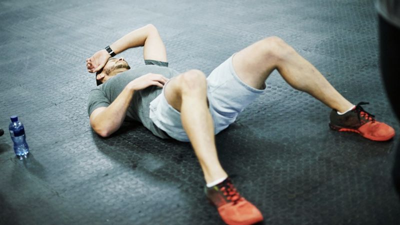 Máu trong nước tiểu có thể xảy ra do tổn thương cơ khi tập thể dục quá sức, không đúng cách