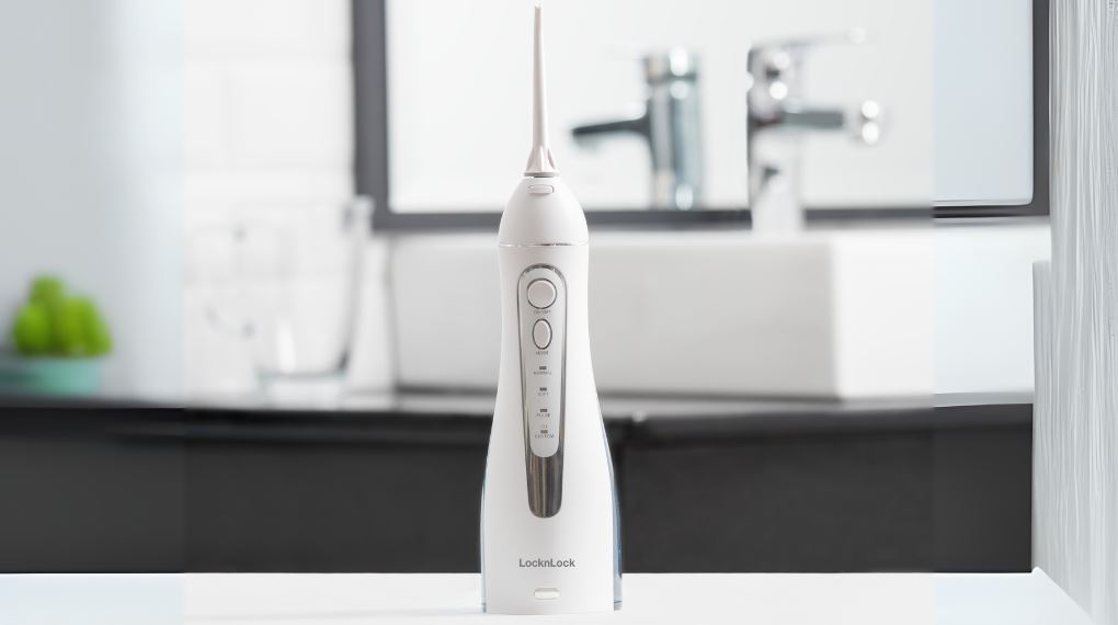 Máy tăm nước cầm tay Lock&Lock ENR156BLU sở hữu thiết kế đẹp mắt cùng công nghệ chống nước hiện đại