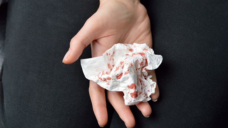 Bạn nên gặp bác sĩ ngay khi có các dấu hiệu cảnh báo như ho ra máu