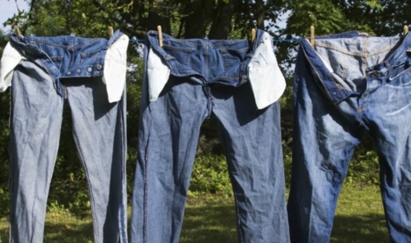 Tránh phơi quần jeans ở nơi có ánh nắng gắt