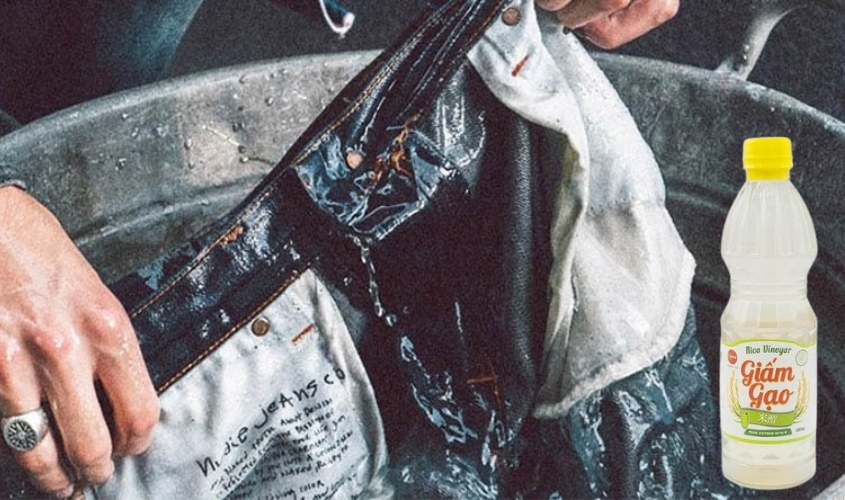 Ngâm quần bò với giấm giúp giữ màu lâu phai