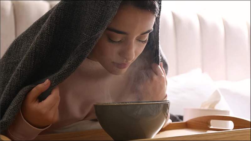 Xông hơi giúp làm mềm da, mở lỗ chân lông và hạn chế hình thành sợi bã nhờn