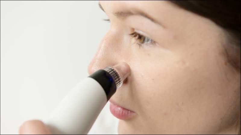 Máy hút mụn cầm tay là một giải pháp tiện lợi để loại bỏ sợi bã nhờn và mụn cám tại nhà