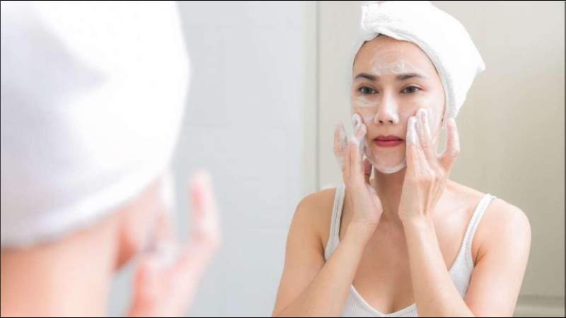 Làm sạch da là một cách hiệu quả để giảm sợi bã nhờn