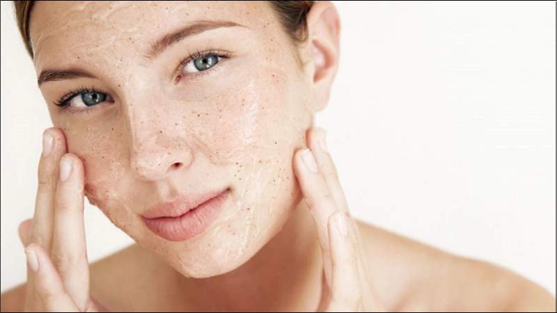 Tẩy tế bào chết là cách đơn giản để làm sạch sợi bã nhờn, giúp da mịn màng hơn