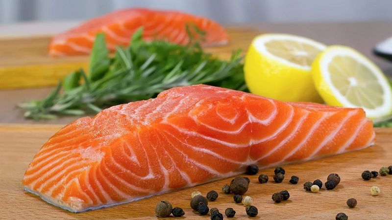 Omega-3 trong cá hồi giúp chống viêm, chống dị ứng và làm giảm phản ứng viêm mũi dị ứng