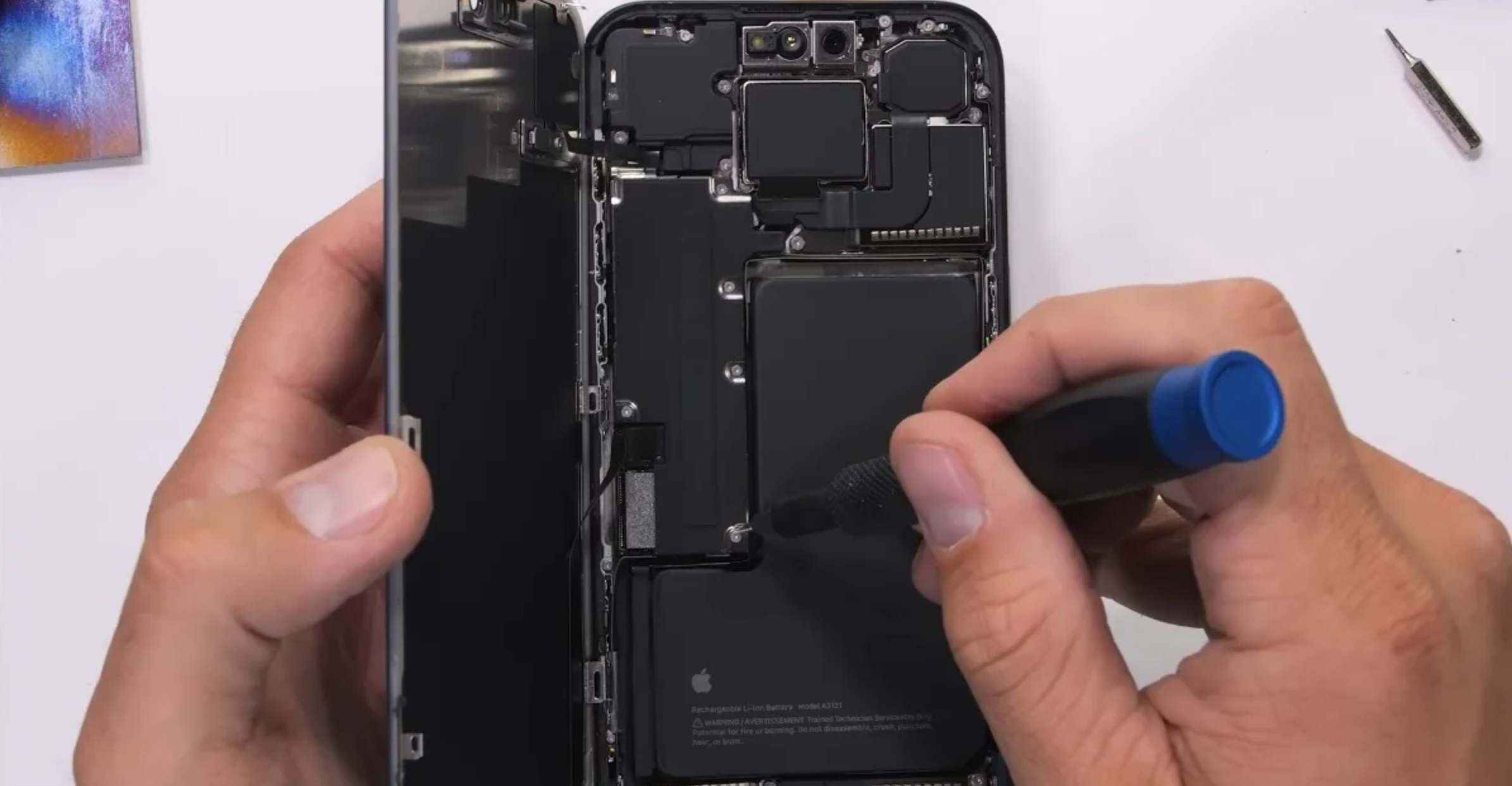 Cả iPhone 15 và iPhone 14 đều được trang bị RAM dung lượng 6GB