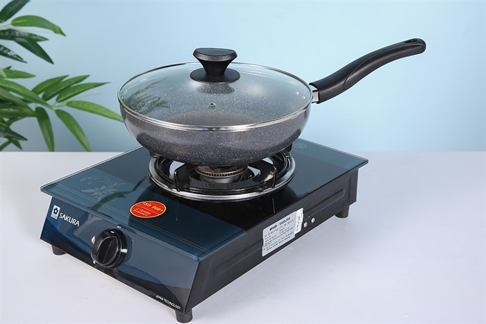 Chảo nhôm sâu chống dính vân đá đáy từ nắp kính 26 cm Delites CE005-26 với thiết kế gọn nhẹ, tiện lợi và có thể chiên được 4 cánh gà