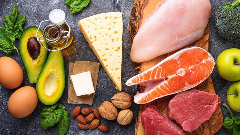 C&aacute;c thực phẩm gi&agrave;u protein như c&aacute;, trứng, thịt gi&uacute;p bạn tăng c&acirc;n l&agrave;nh mạnh