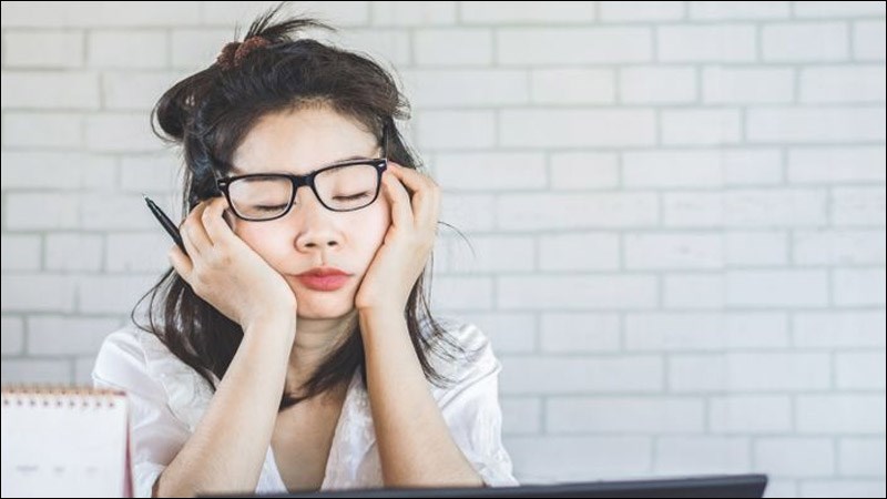 Thiếu hụt calo l&agrave;m cơ thể mệt mỏi, kh&oacute; tập trung, thậm ch&iacute; suy nhược