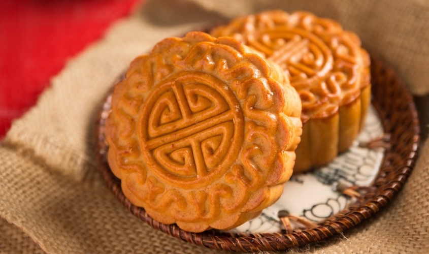 Bánh trung thu nhân đậu xanh hạt sen trứng muối