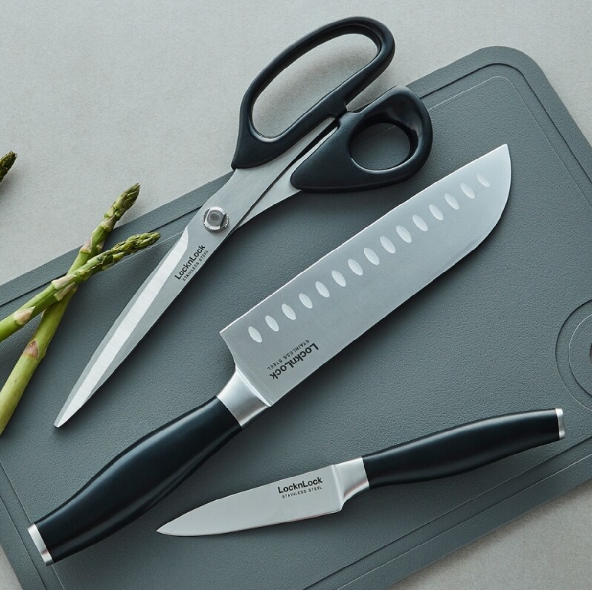 Bộ dao thép không gỉ Lock&Lock CKK305 gồm: 1 dao cắt, 1 dao Santoku, 1 kéo đáp ứng mọi nhu cầu sơ chế thực phẩm