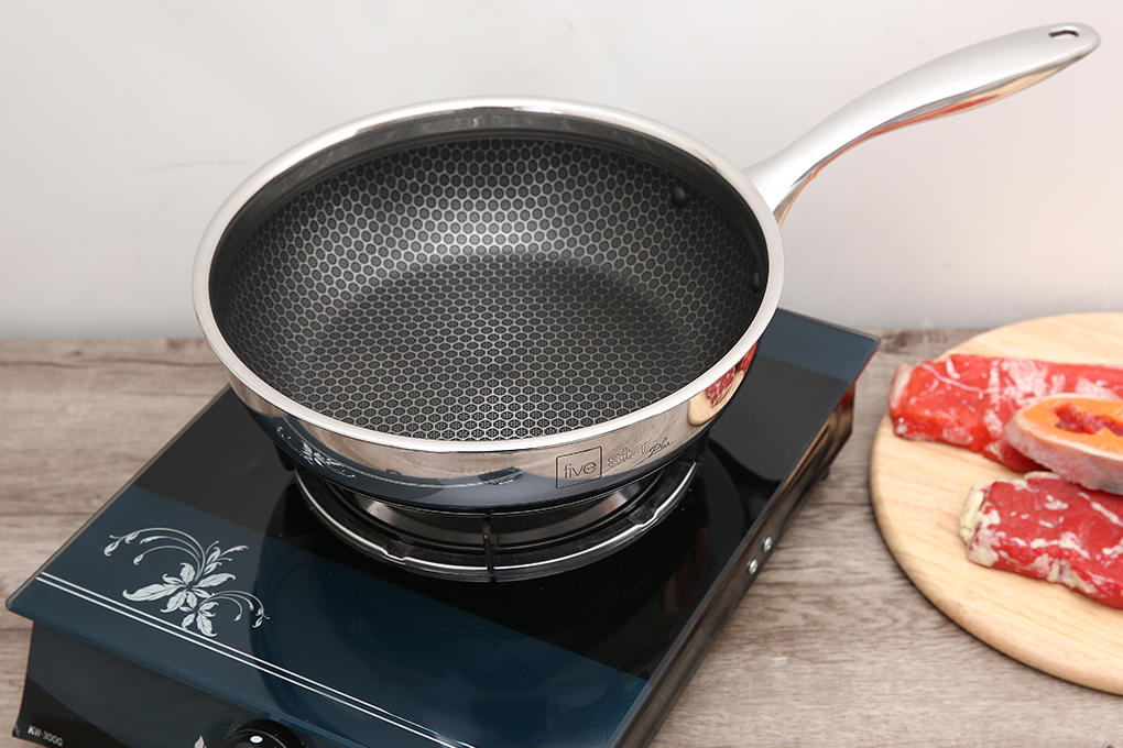 Chảo inox sâu chống dính tổ ong đáy từ 26 cm Fivestar Blackcube FPC26005 có nắp đậy đi kèm, dễ dàng quan sát thức ăn khi nấu