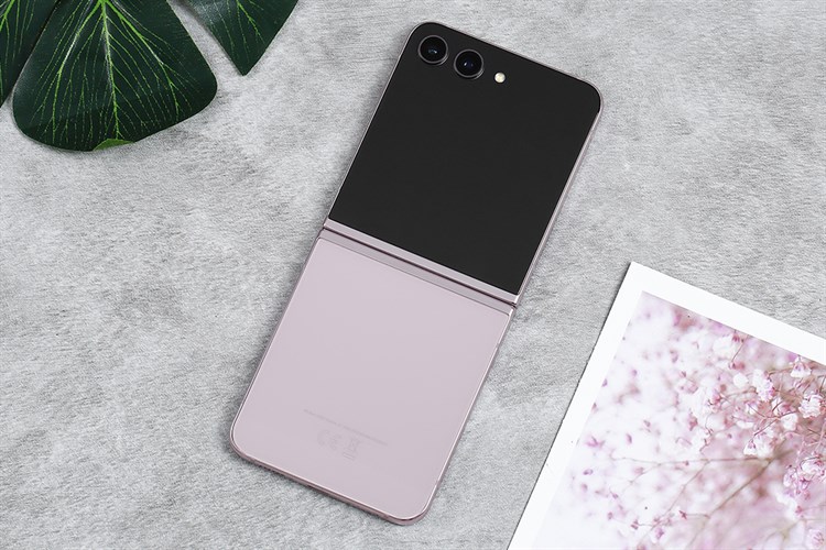 Màn hình bên ngoài của Galaxy Z Flip5 được cải tiến với kích thước 3.4 inch