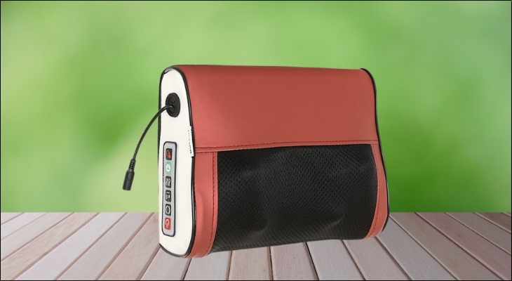 Gối massage Bomidi MP1 có dạng gối hình chữ nhật nhỏ gọn và tiện lợi, cho phép bạn kê bên dưới lưng hoặc nằm lên trên và thư giãn