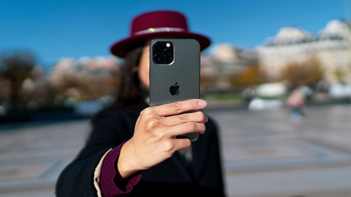 Kh&ocirc;ng cần n&acirc;ng l&ecirc;n iPhone Pro nếu chỉ chụp ảnh cơ bản, chủ yếu selfie
