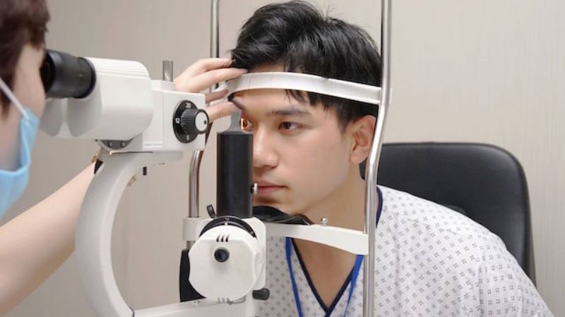 Bác sĩ sẽ thăm khám để xác định xem còn triệu chứng nào khác ở mắt không Bác sĩ sẽ thăm khám để xác định xem còn triệu chứng nào khác ở mắt không