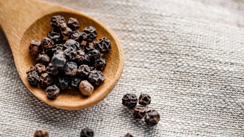 Người bị dị ứng với các thành phần của hạt tiêu cần thận trọng khi sử dụng