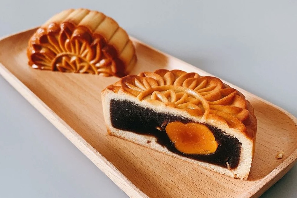 Bánh trung thu đậu đỏ trứng muối Bánh trung thu đậu đỏ trứng muối