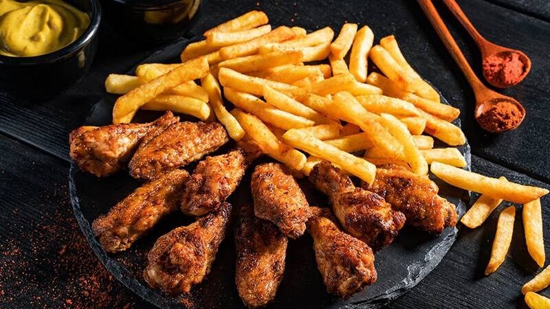 Thức ăn chi&ecirc;n r&aacute;n thường chứa nhiều dầu mỡ, c&oacute; thể g&acirc;y tăng sự k&iacute;ch th&iacute;ch hệ h&ocirc; hấp